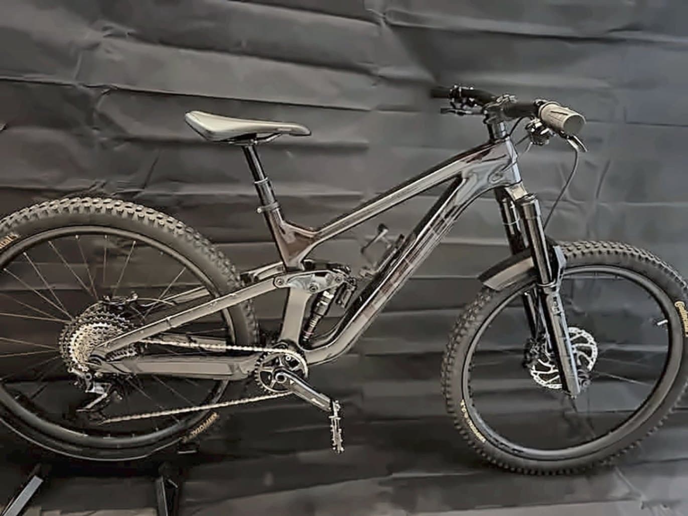 Trek Slash 9.8 XT Negro humo / carbono, vista lateral